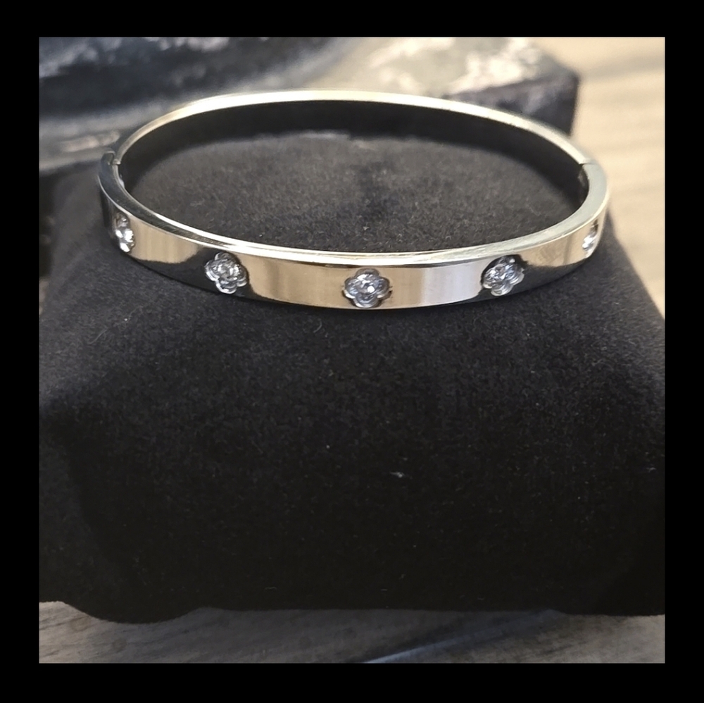 Bracelet silver click cuff high polished   bracelet. Familiar designer look.